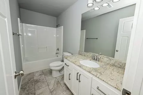 Bath - 936 S Weller Ave, Springfield, MO 65802 photo 29 of 33