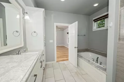 Bath - 936 S Weller Ave, Springfield, MO 65802 photo 13 of 33