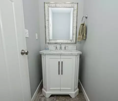 Bath - 936 S Weller Ave, Springfield, MO 65802 photo 3 of 33