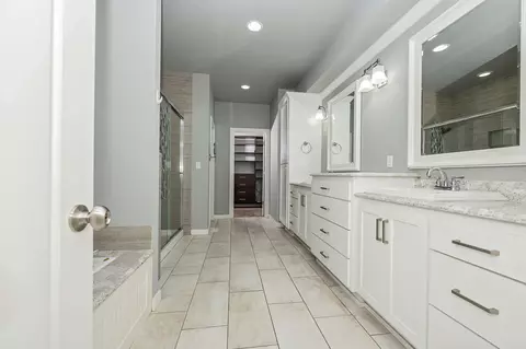 Entry Way - 936 S Weller Ave, Springfield, MO 65802 photo 3 of 4