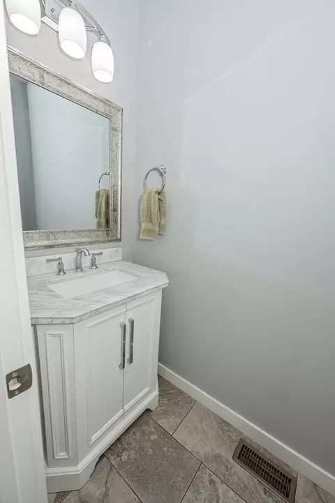 Bath - 936 S Weller Ave, Springfield, MO 65802 photo 1 of 33