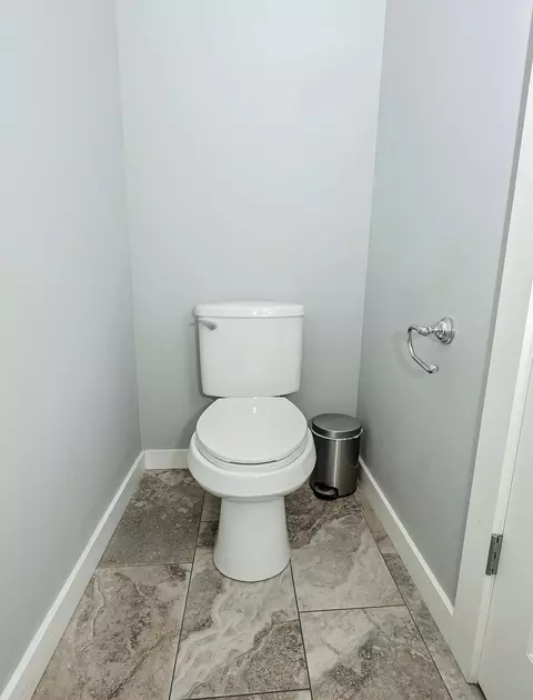 Bath - 936 S Weller Ave, Springfield, MO 65802 photo 2 of 33