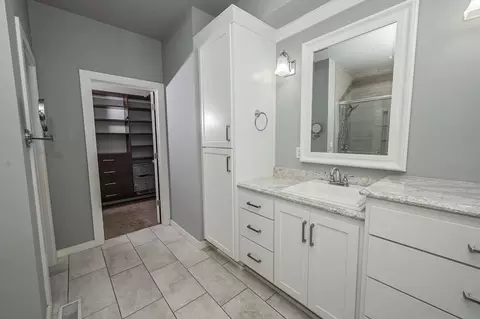 Bath - 936 S Weller Ave, Springfield, MO 65802 photo 10 of 33