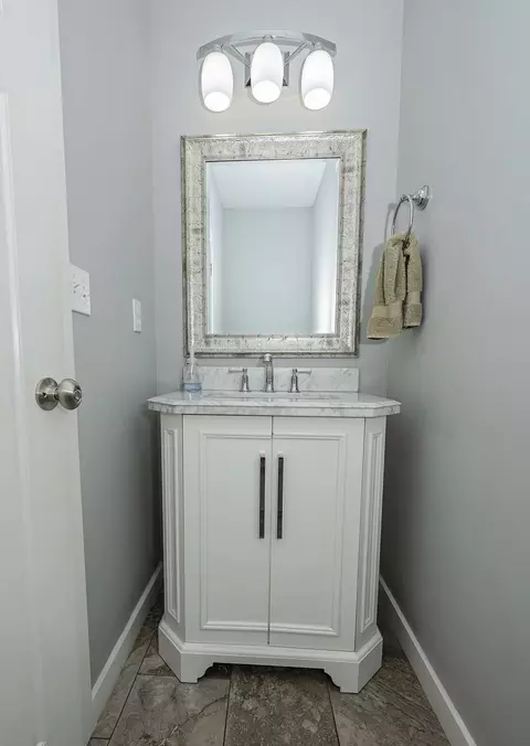 Bath - 936 S Weller Ave, Springfield, MO 65802 photo 4 of 33