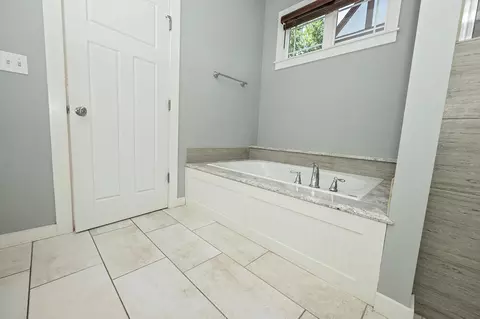 Bath - 936 S Weller Ave, Springfield, MO 65802 photo 12 of 33