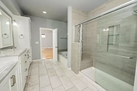 Bath - 936 S Weller Ave, Springfield, MO 65802 photo 15 of 33