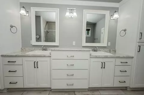 Bath - 936 S Weller Ave, Springfield, MO 65802 photo 9 of 33