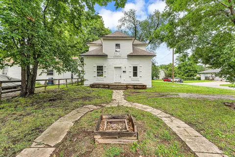 Exterior - 1201 W Chase St, Springfield, MO 65803 photo 1 of 7