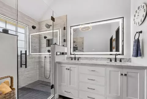 Bath - 4840 S Prairie View Ave, Battlefield, MO 65619 photo 1 of 6