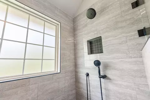 Bath - 4840 S Prairie View Ave, Battlefield, MO 65619 photo 3 of 6