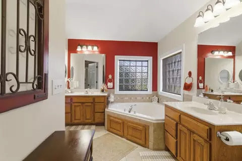 Bath - 4 Remington Dr, Monett, MO 65708 photo 3 of 4
