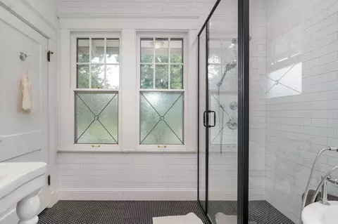Bath - 1463 E Meadowmere St, Springfield, MO 65804 photo 6 of 10