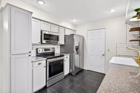 2941 E Belmont St, Springfield, MO 65802 photo 9