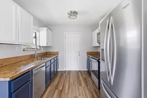 Kitchen - 2311 W Roxbury St, Springfield, MO 65807 photo 1 of 3