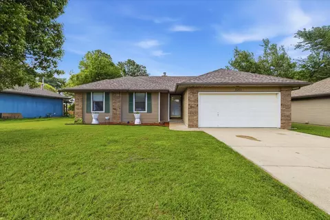 2311 W Roxbury St, Springfield, MO 65807