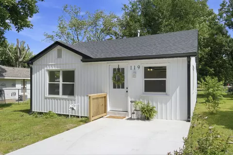 Exterior - 119 E Pearl St, Aurora, MO 65605 photo 9 of 9