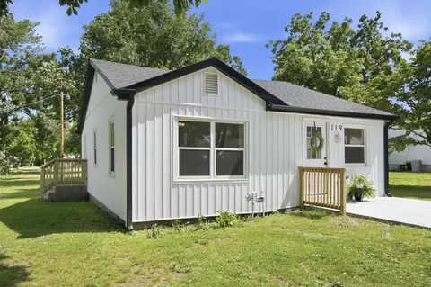 Exterior - 119 E Pearl St, Aurora, MO 65605 photo 2 of 9