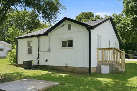 Exterior - 119 E Pearl St, Aurora, MO 65605 photo 6 of 9