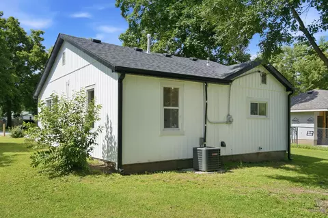 Exterior - 119 E Pearl St, Aurora, MO 65605 photo 5 of 9