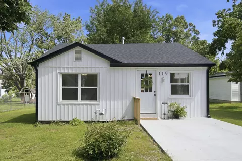 119 E Pearl St, Aurora, MO 65605