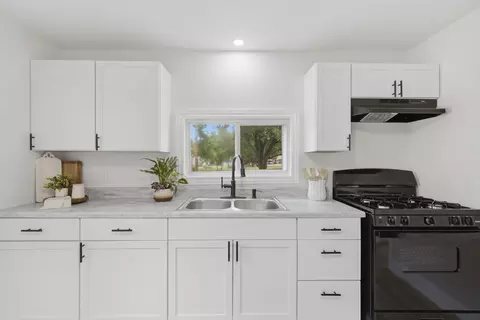 Kitchen - 119 E Pearl St, Aurora, MO 65605 photo 1 of 1