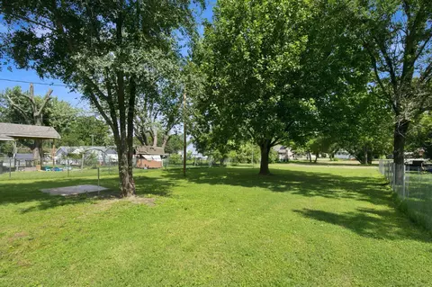 Exterior - 119 E Pearl St, Aurora, MO 65605 photo 4 of 9