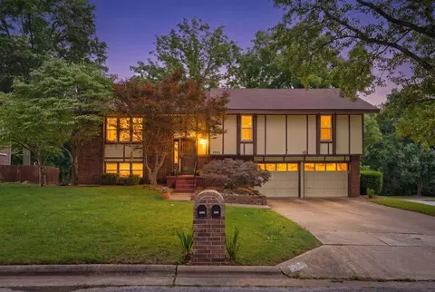 2081 E Adolphus Ct, Springfield, MO 65804
