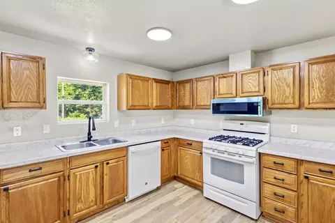 Kitchen - 2425 Farm Road 2130, Exeter, MO 65647 photo 3 of 4