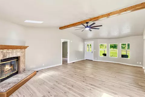 Living - 2425 Farm Road 2130, Exeter, MO 65647 photo 4 of 5