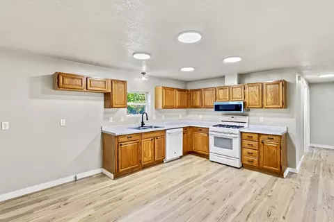Kitchen - 2425 Farm Road 2130, Exeter, MO 65647 photo 1 of 4
