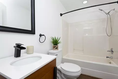 Bath - 654 S Laurel Ave, Springfield, MO 65802 photo 1 of 2