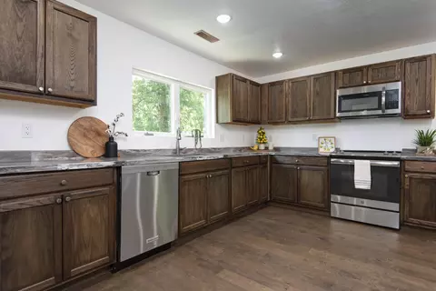 Kitchen - 654 S Laurel Ave, Springfield, MO 65802 photo 2 of 4