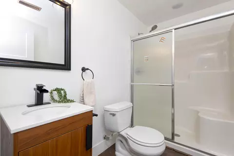Bath - 654 S Laurel Ave, Springfield, MO 65802 photo 2 of 2