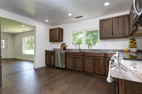Kitchen - 654 S Laurel Ave, Springfield, MO 65802 photo 3 of 4