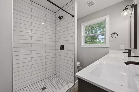Bath - 142 Danalia Dr, Marshfield, MO 65706 photo 1 of 4