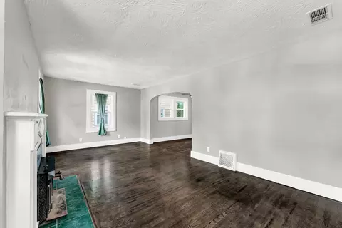 Living - 926 S Weaver Ave, Springfield, MO 65806 photo 2 of 5