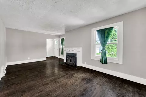 Living - 926 S Weaver Ave, Springfield, MO 65806 photo 4 of 5