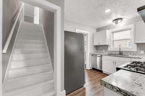 Entry Way - 926 S Weaver Ave, Springfield, MO 65806 photo 2 of 5
