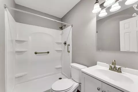 Bath - 926 S Weaver Ave, Springfield, MO 65806 photo 1 of 1