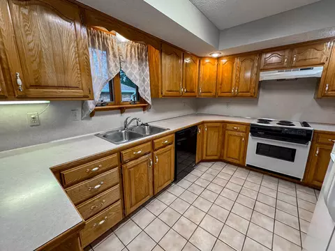 Kitchen - 4720 S Ash Ave, Springfield, MO 65804 photo 3 of 4