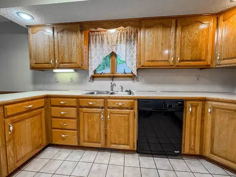 Kitchen - 4720 S Ash Ave, Springfield, MO 65804 photo 4 of 4