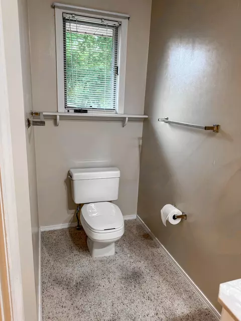 Bath - 4720 S Ash Ave, Springfield, MO 65804 photo 2 of 5