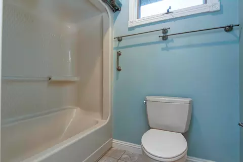 Bath - 3135 E Topping Cir, Springfield, MO 65804 photo 8 of 9