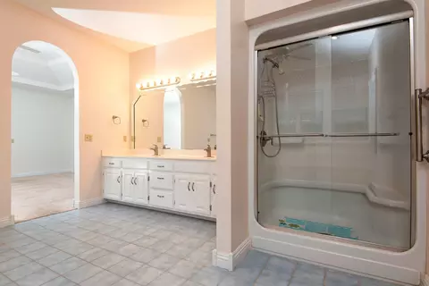 Bath - 3135 E Topping Cir, Springfield, MO 65804 photo 4 of 9