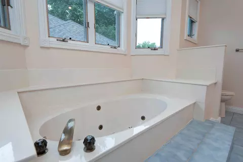 Bath - 3135 E Topping Cir, Springfield, MO 65804 photo 5 of 9