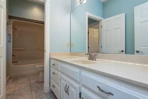 Bath - 3135 E Topping Cir, Springfield, MO 65804 photo 7 of 9