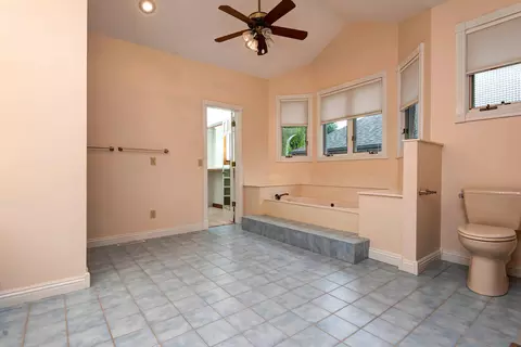 Bath - 3135 E Topping Cir, Springfield, MO 65804 photo 1 of 9