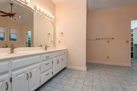 Bath - 3135 E Topping Cir, Springfield, MO 65804 photo 2 of 9