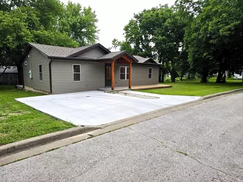 717 E Van Buren St, Bolivar, MO 65613