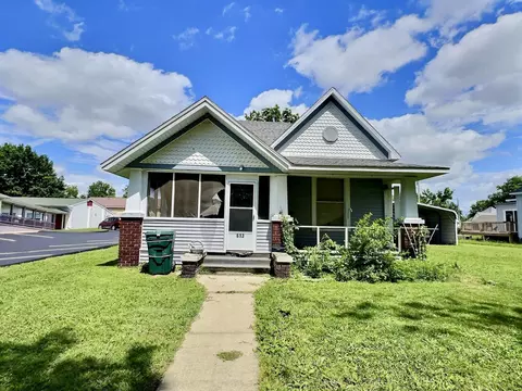 613 6th St, Monett, MO 65708